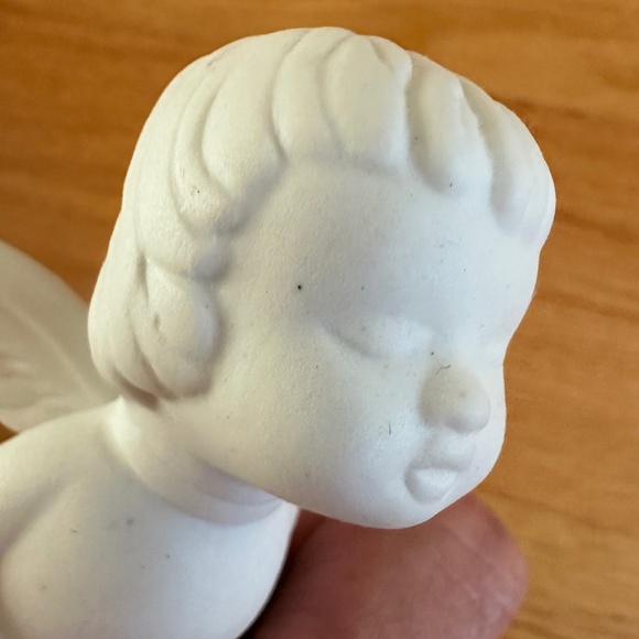 Vintage Giftco Kissing Angels White Bisque Porcelain Figurines in Box - Picture 9 of 16